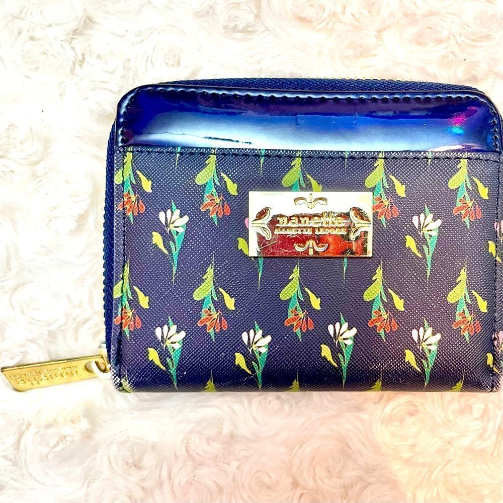 NanetteāLeporeĀ ZipāAroundāFloralāWallet